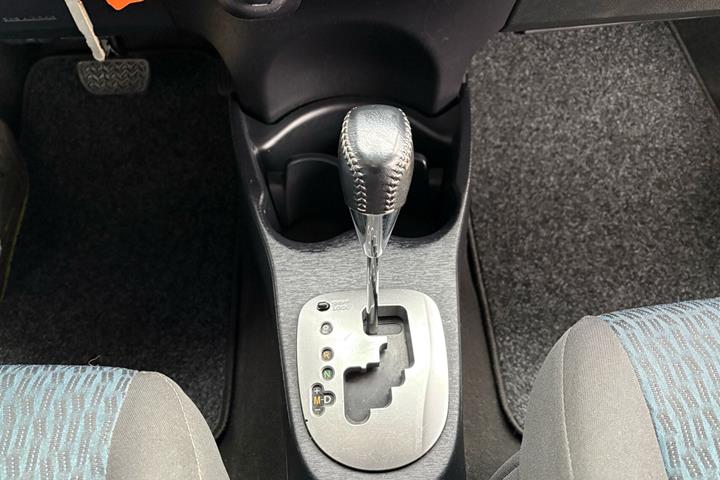 Sølv Toyota Yaris fra 2012