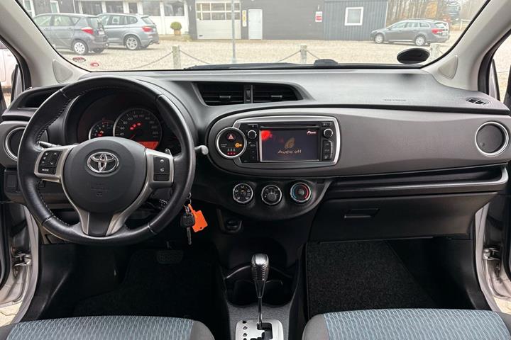 Sølv Toyota Yaris fra 2012