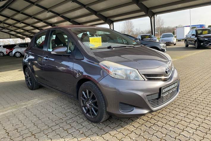 Grå Toyota Yaris fra 2012 set udefra