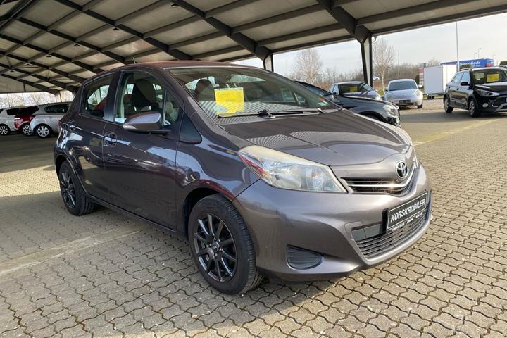 Grå Toyota Yaris fra 2012 set udefra