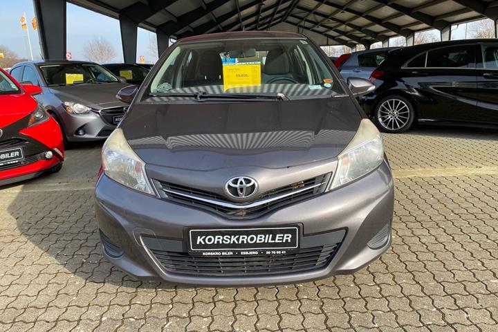 Grå Toyota Yaris fra 2012