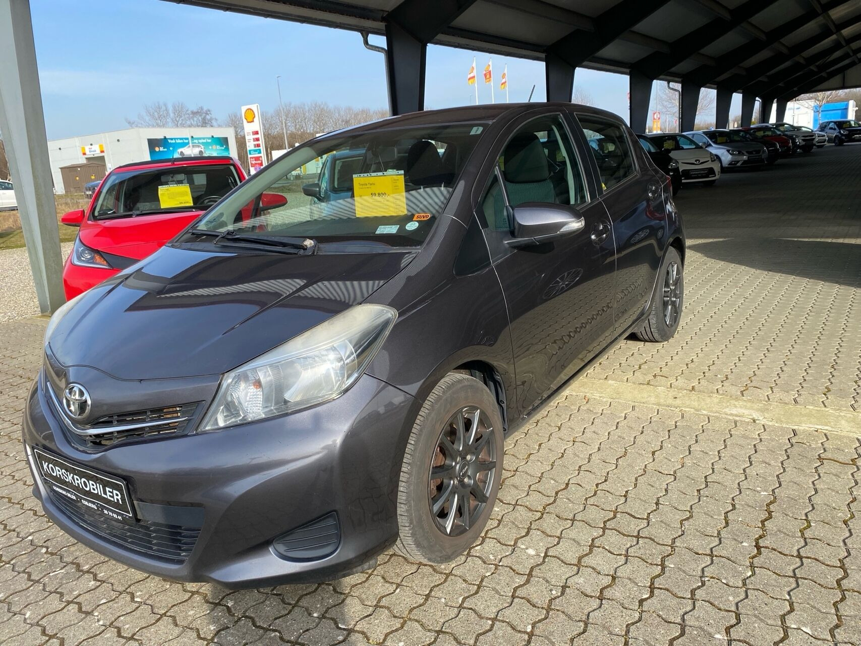 Grå Toyota Yaris fra 2012