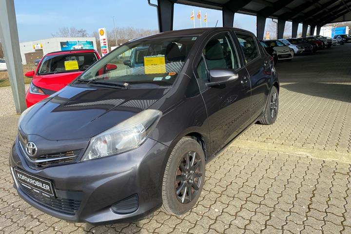 Grå Toyota Yaris fra 2012