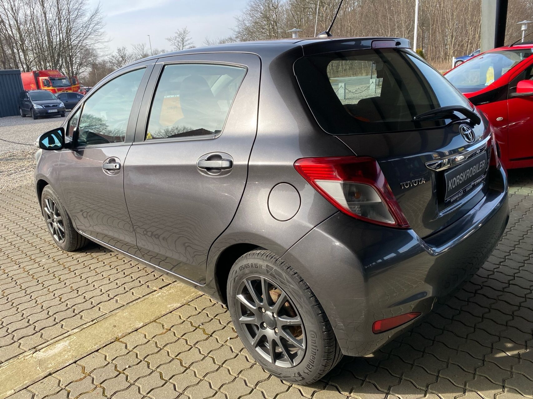 Grå Toyota Yaris fra 2012