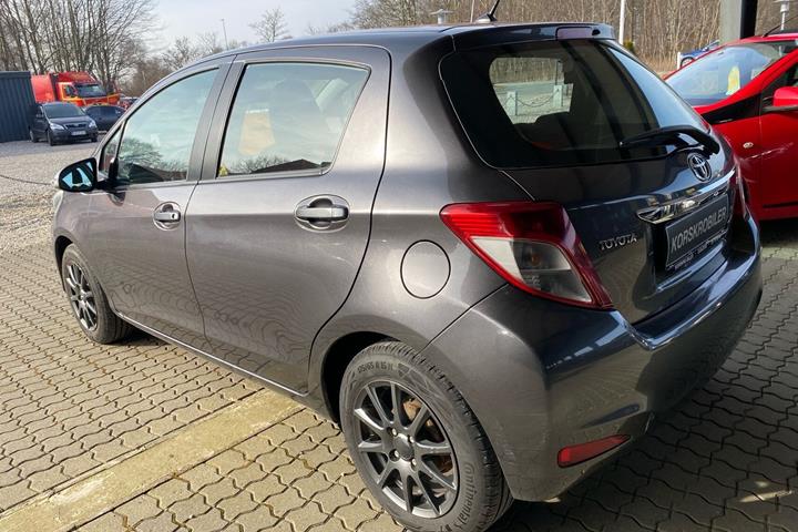 Grå Toyota Yaris fra 2012