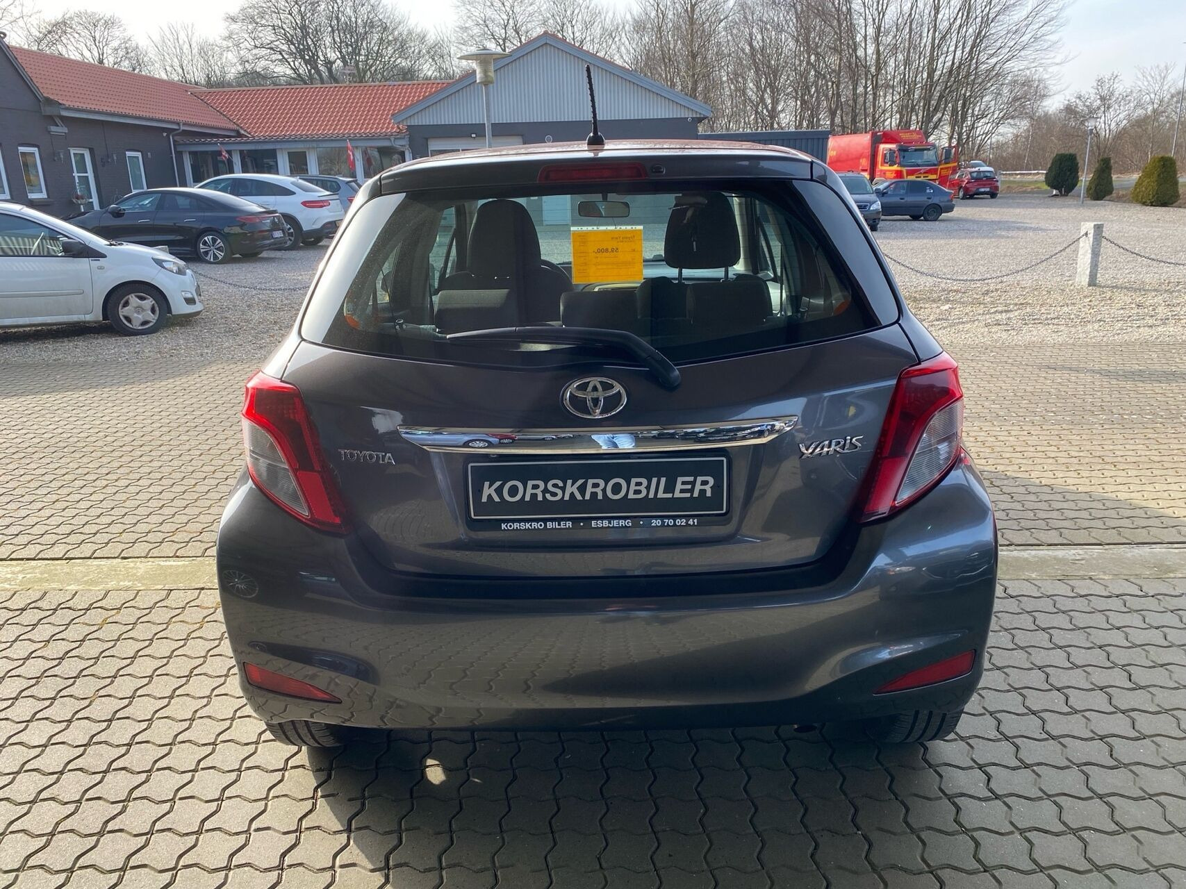 Grå Toyota Yaris fra 2012