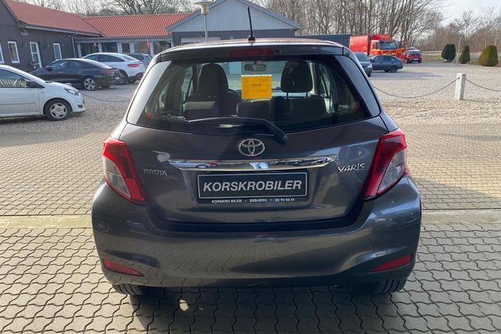 Grå Toyota Yaris fra 2012