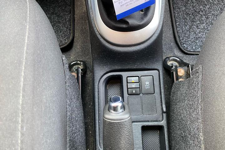 Grå Toyota Yaris fra 2012