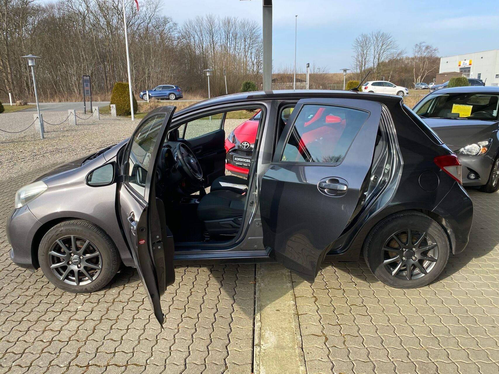 Grå Toyota Yaris fra 2012