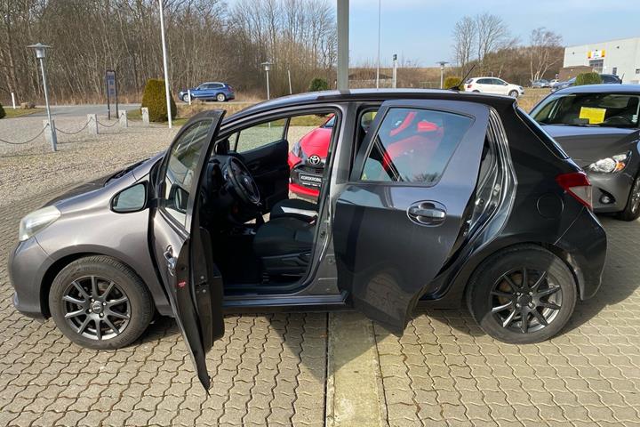Grå Toyota Yaris fra 2012