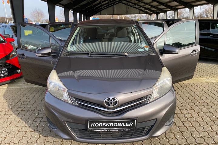 Grå Toyota Yaris fra 2012