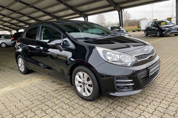 Sort Kia Rio fra 2015 set udefra