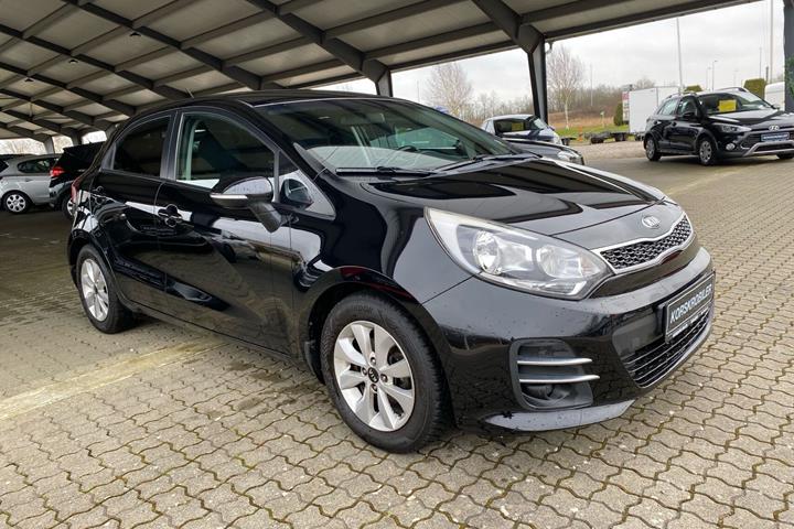 Sort Kia Rio fra 2015 set udefra