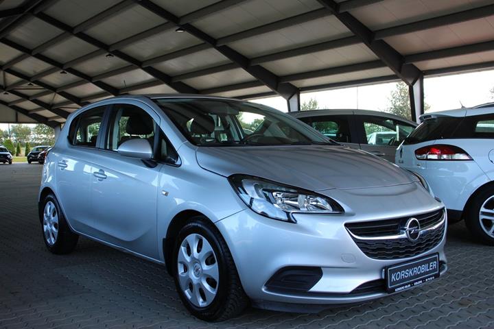 Sølv Opel Corsa fra 2016 set udefra