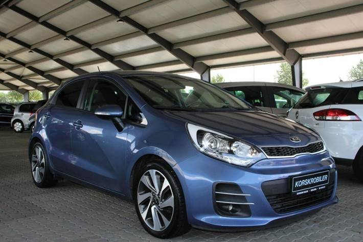 Blå Kia Rio fra 2016 set udefra