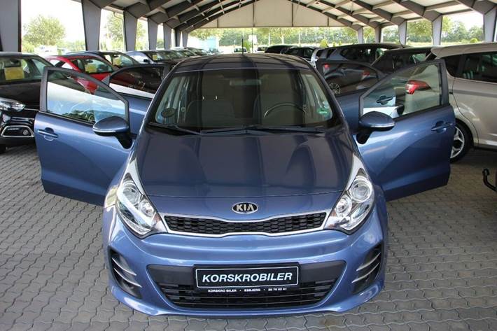 Blå Kia Rio fra 2016
