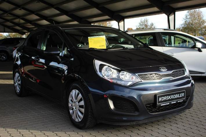 Blå Kia Rio fra 2015 set udefra