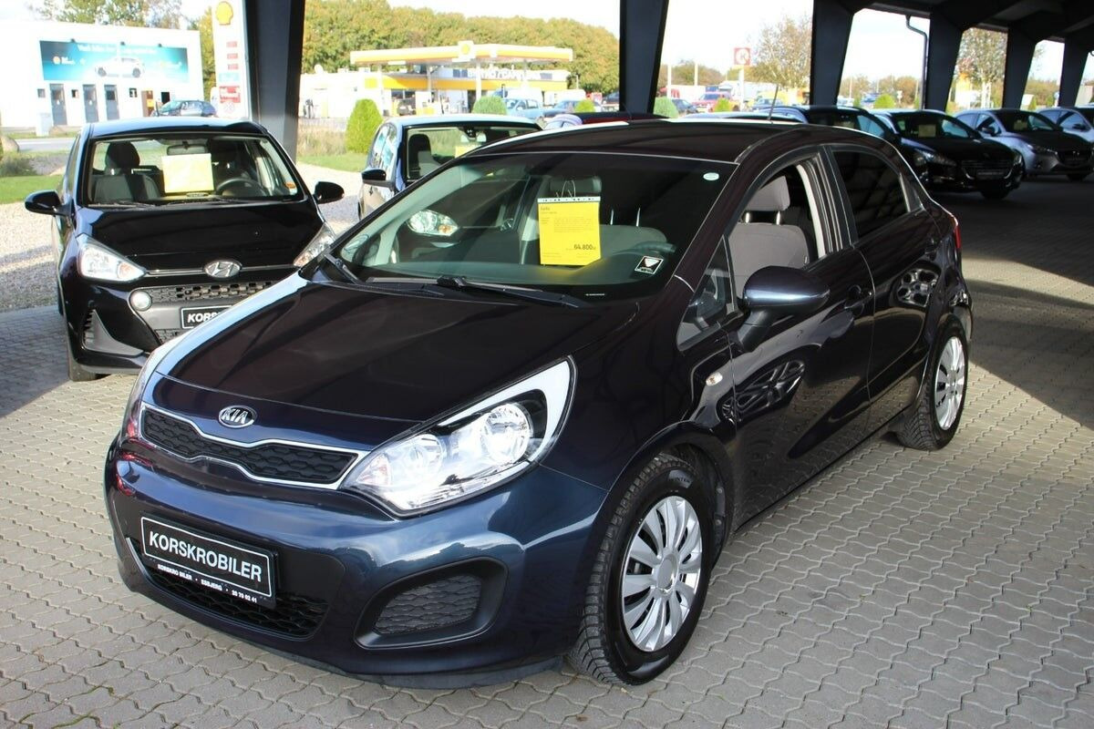 Blå Kia Rio fra 2015