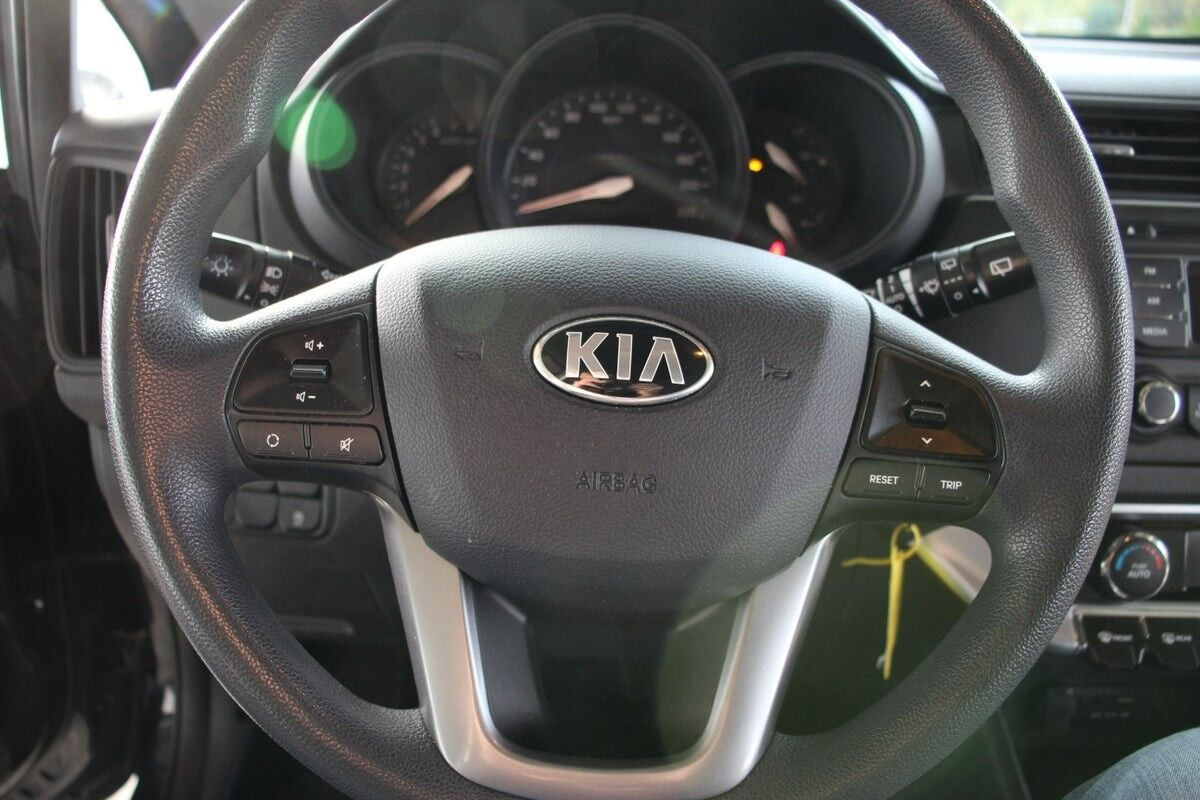 Blå Kia Rio fra 2015