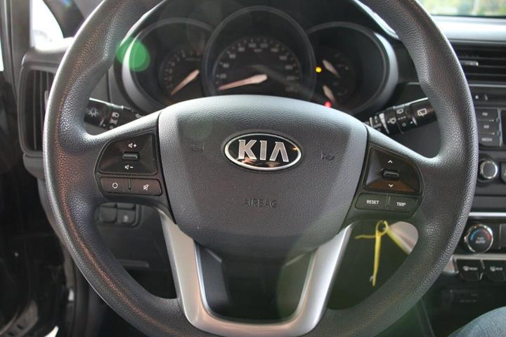 Blå Kia Rio fra 2015