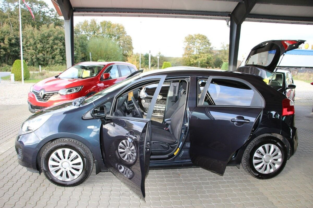 Blå Kia Rio fra 2015