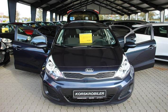Blå Kia Rio fra 2015