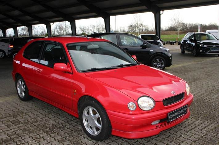 Rød Toyota Corolla fra 1999 set udefra