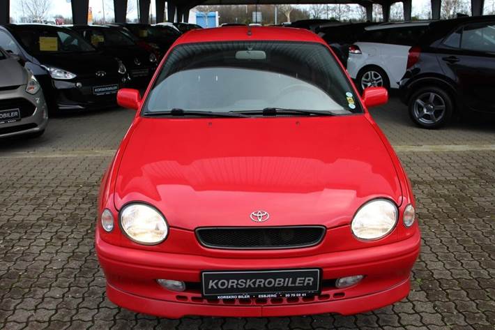 Rød Toyota Corolla fra 1999