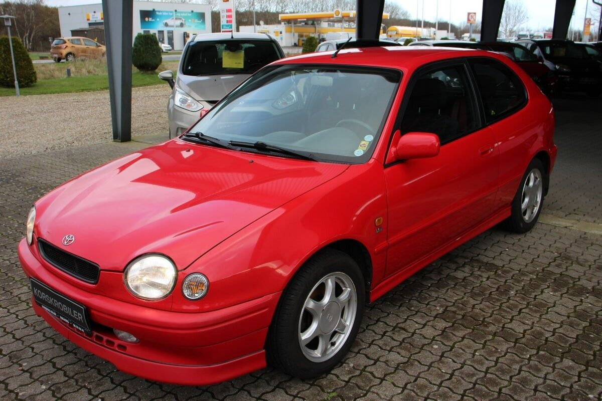 Rød Toyota Corolla fra 1999
