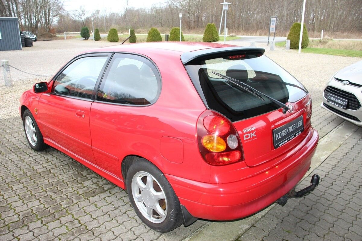 Rød Toyota Corolla fra 1999
