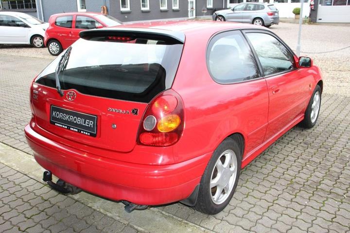 Rød Toyota Corolla fra 1999