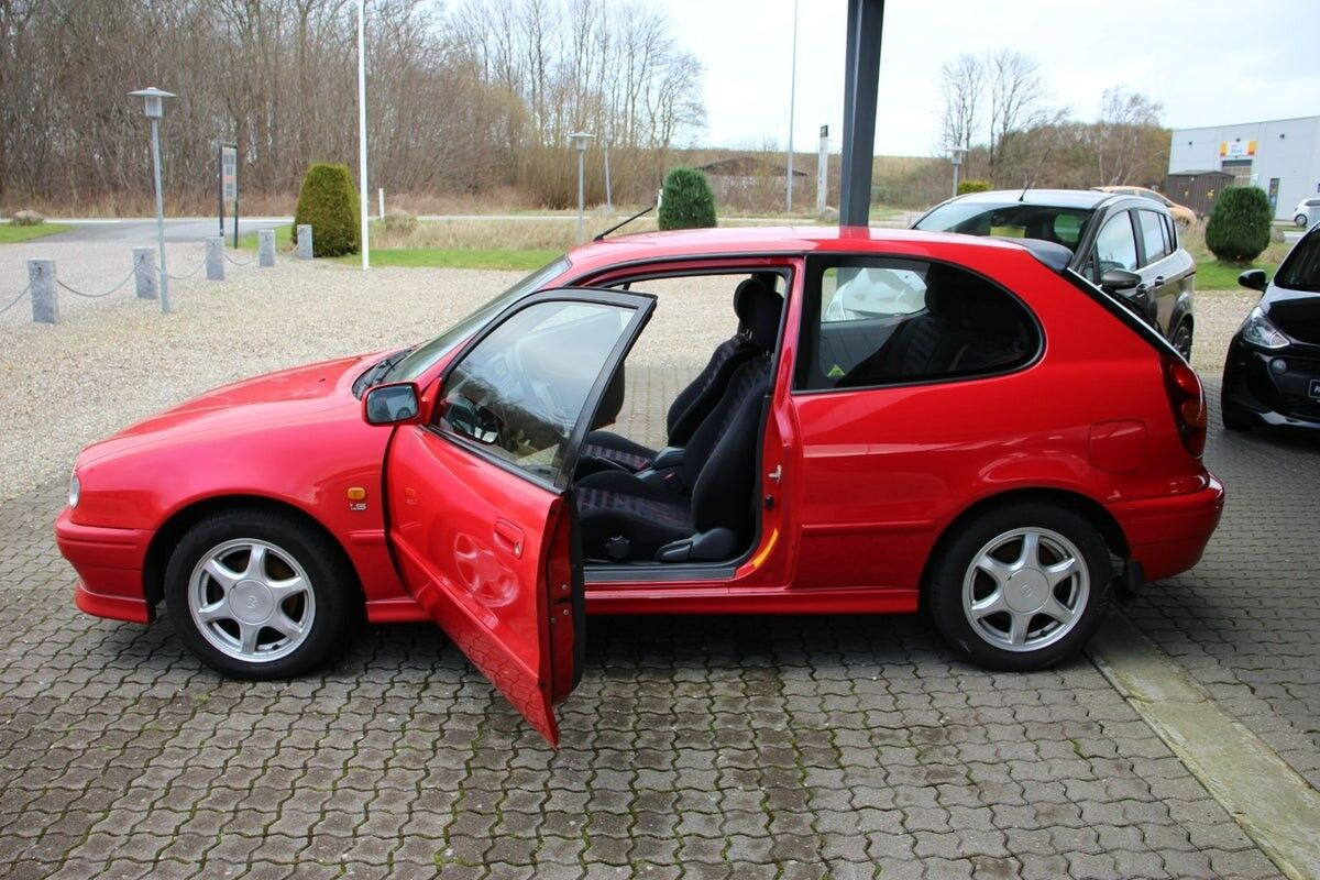 Rød Toyota Corolla fra 1999