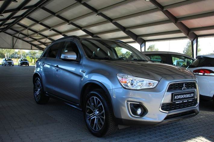 Grå Mitsubishi ASX fra 2015 set udefra
