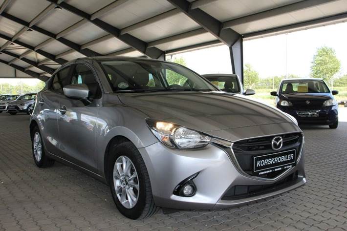 Grå Mazda 2 fra 2016 set udefra