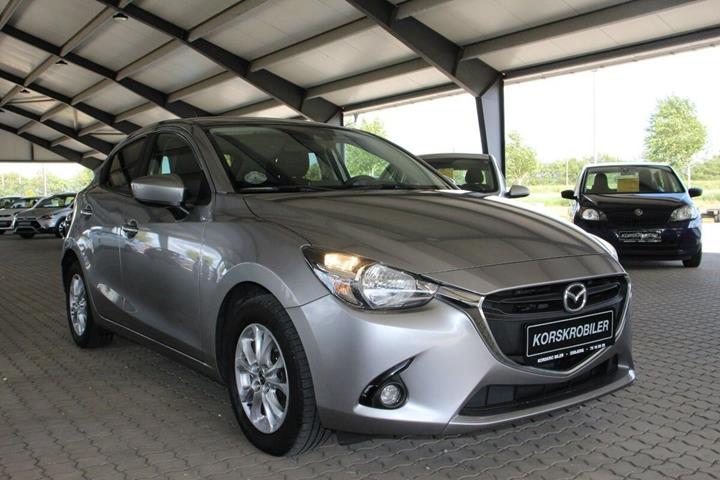 Grå Mazda 2 fra 2016 set udefra