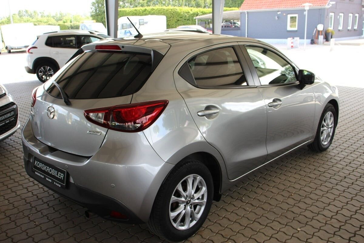 Grå Mazda 2 fra 2016