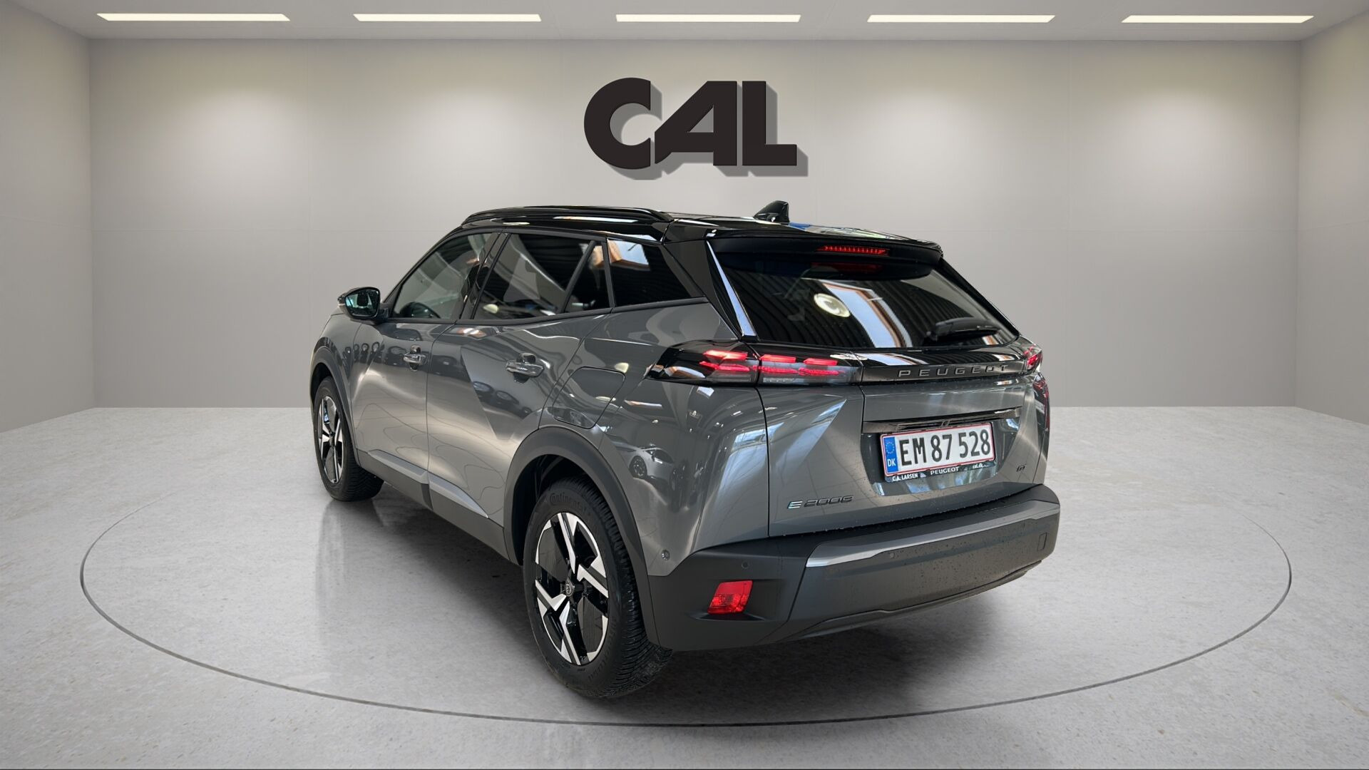 Grå Peugeot e-2008 fra 2025
