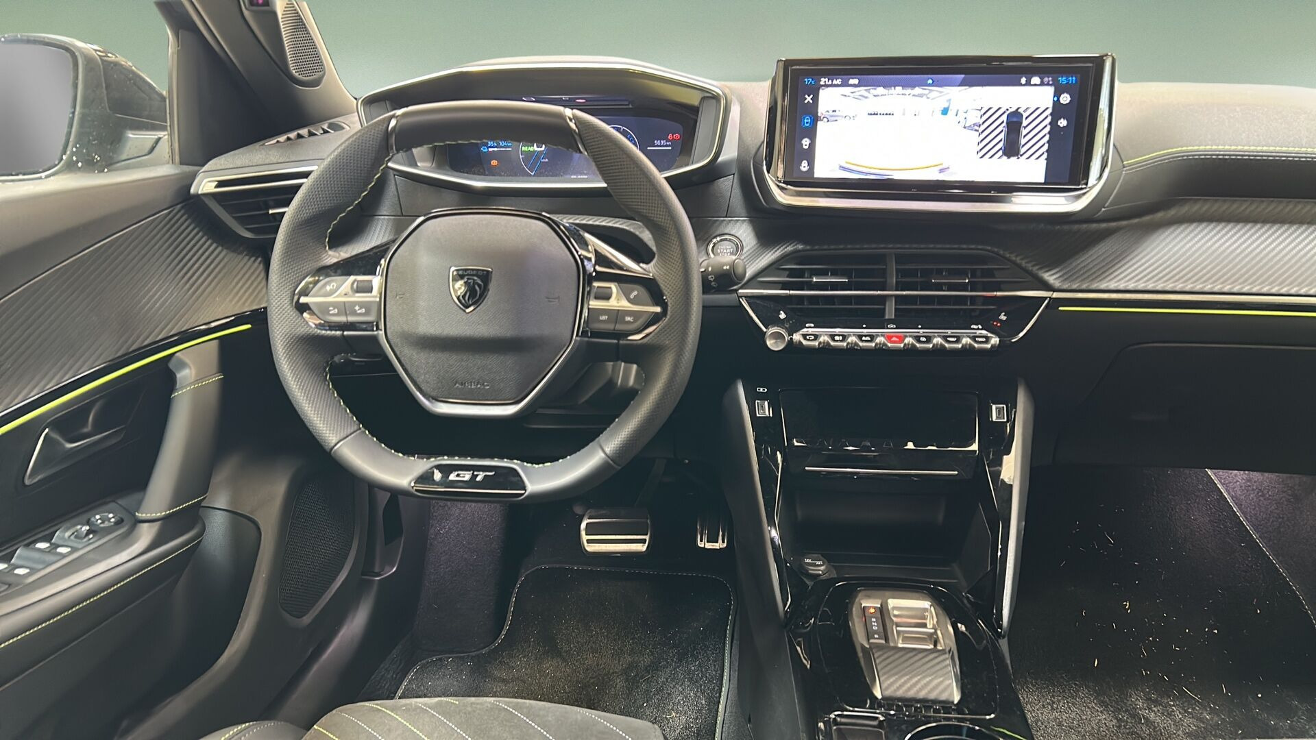 Grå Peugeot e-2008 fra 2025
