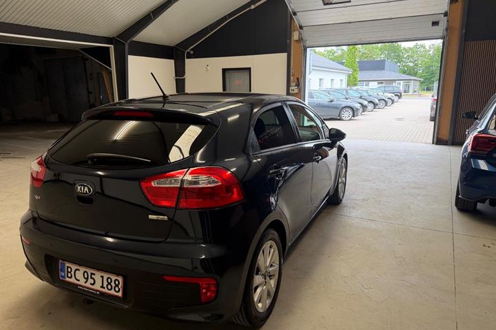 Grå Kia Rio fra 2016