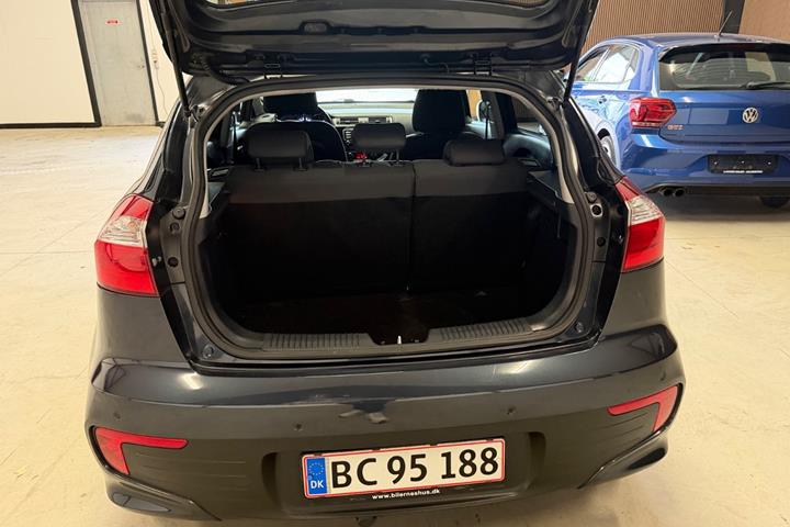 Grå Kia Rio fra 2016