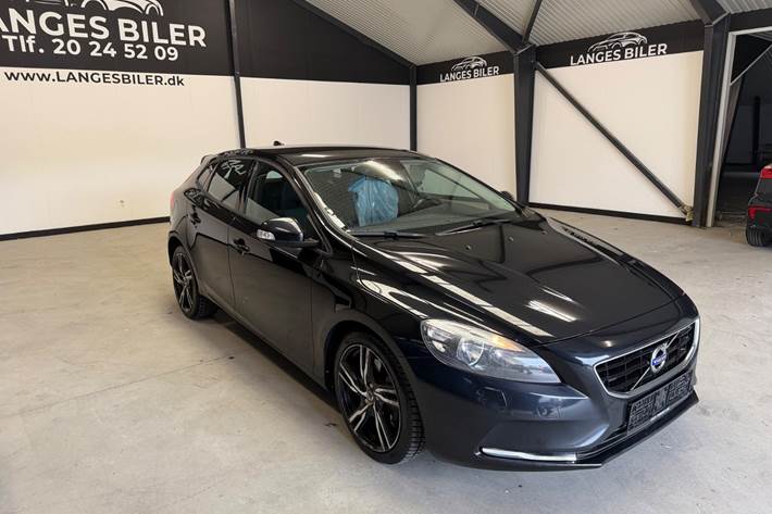 Sort Volvo V40 fra 2015 set udefra