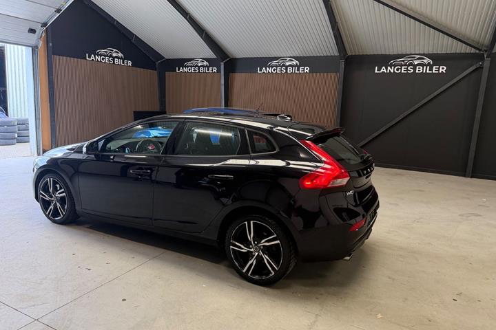 Sort Volvo V40 fra 2015