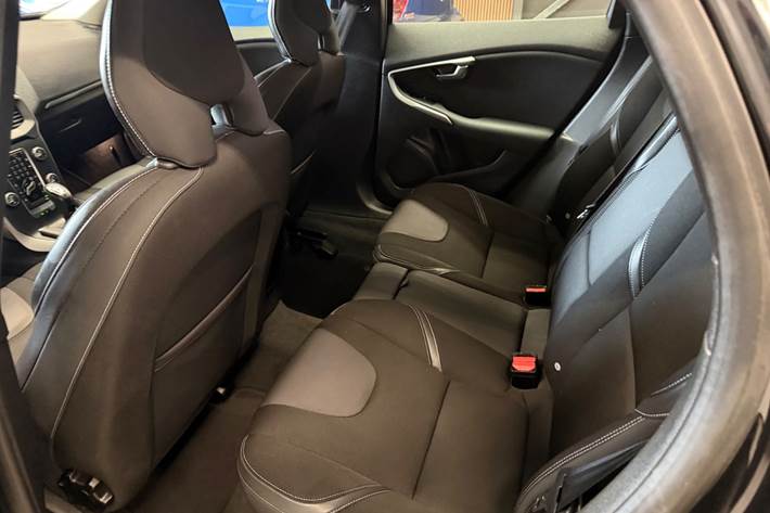 Sort Volvo V40 fra 2015