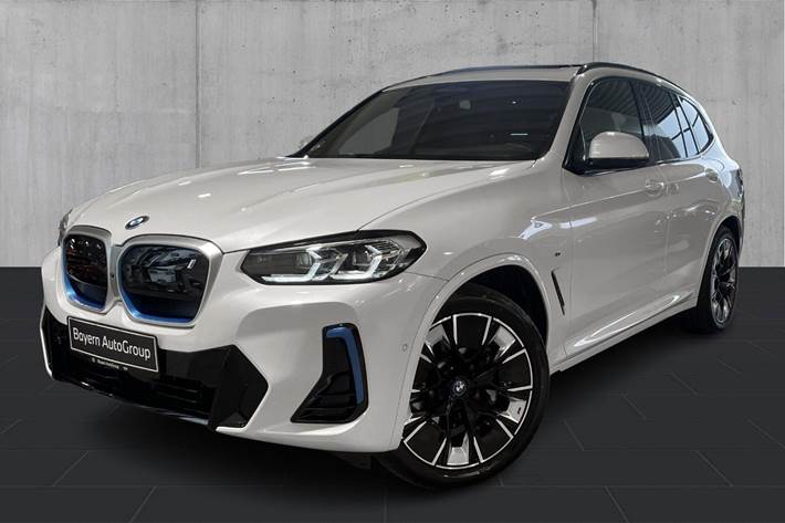 Hvid BMW iX3 fra 2024 set udefra