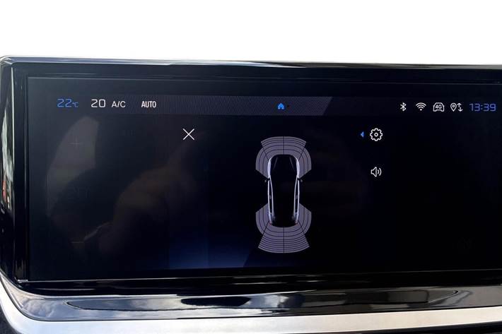Grå Peugeot e-208 fra 2024
