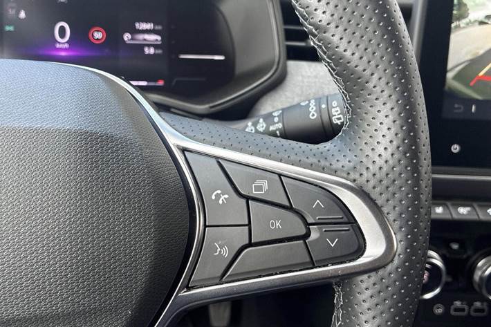 Grå Renault Clio V fra 2024