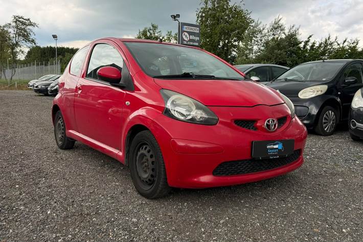 Rød Toyota Aygo fra 2006