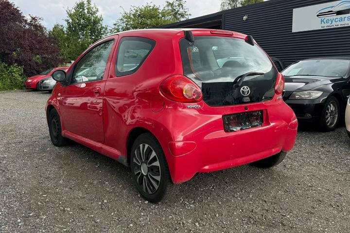 Rød Toyota Aygo fra 2006