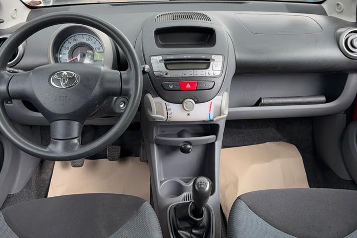 Rød Toyota Aygo fra 2006