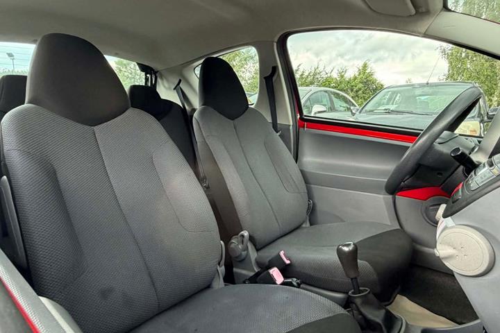 Rød Toyota Aygo fra 2006